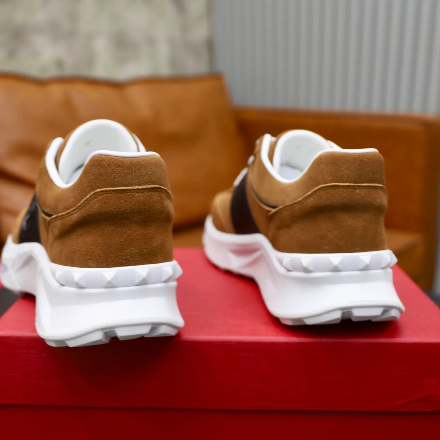 Ex-factory price: 440💰VALENTINO/Valentino Men's latest low-top thick-soled sports shoes are shipped. Made with heavy industry, men's fine casual sports shoes, versatile style. Original leather, rubber lines embellished with geometric segmented uppers, hand-sewn with precision, novel and fashionable style, rubber soles with rivet details on the front and back, VALENTINO GARAVANI LOGO printed on the side, and Valentino Garavani decorative inlay on the tongue. Logo, comfortable, breathable and durable on the feet! Comes with full original packaging! Code number: 38-39-40-41-42-43-44 (45 can be customized)